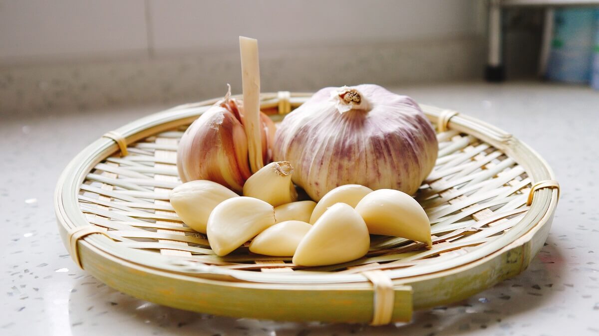 benefits of eating garlic before sleeping for skin