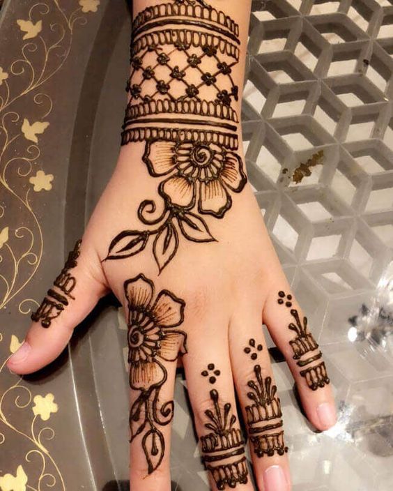 Simple back hand karwa chauth mehandi design 5