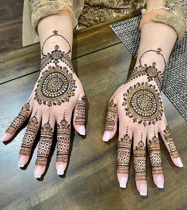 26 Simple and Easy Back Hand Mehndi Designs - Basic of Beauty