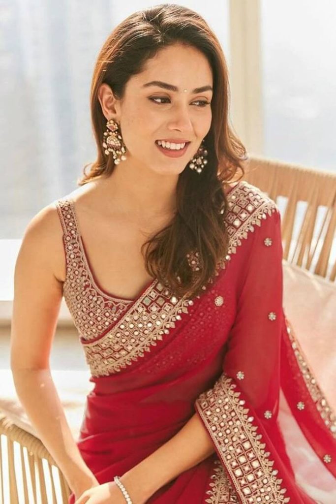 Natural makeup with nude lips and red sari